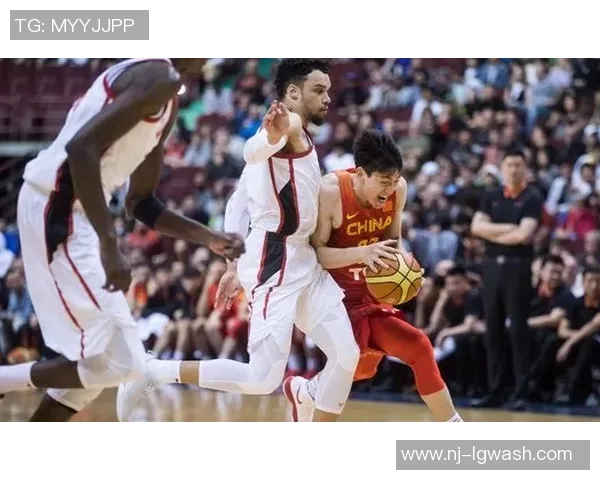 中国男篮蓝队与加拿大队激战成败揭晓精彩瞬间回顾