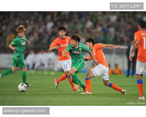 广州恒大与墨尔本胜利对决球迷热议比赛表现与裁判判罚