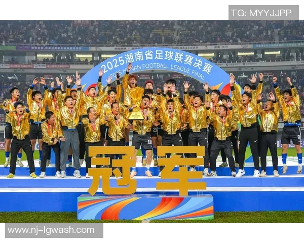 足球历史的辉煌与变革：从草根球场到全球盛宴的演变轨迹